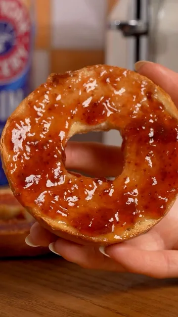 New York Bakery reel - Straight from the freezer. Straight to the toaster. Busy mornings don’t hang around and now neither do your bagels. Our NEW sliced bagels go from…
